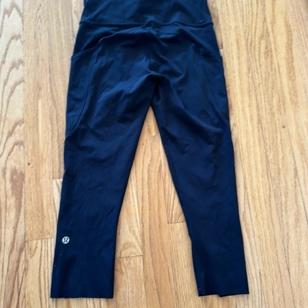 Lululemon 4 Fast Free Crop Nulux 19” black crops great pre owned reflector strip